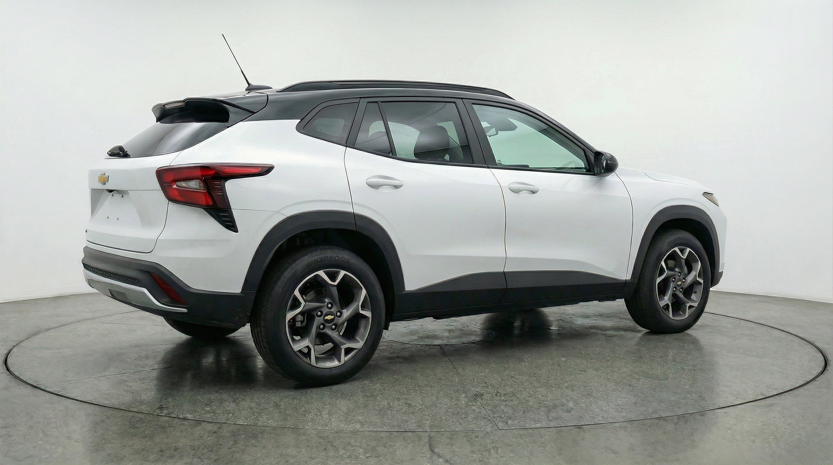 Used 2025 Chevrolet Trax LT FWD image 9