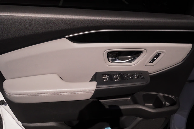 Used 2025 Honda Pilot Touring image 11