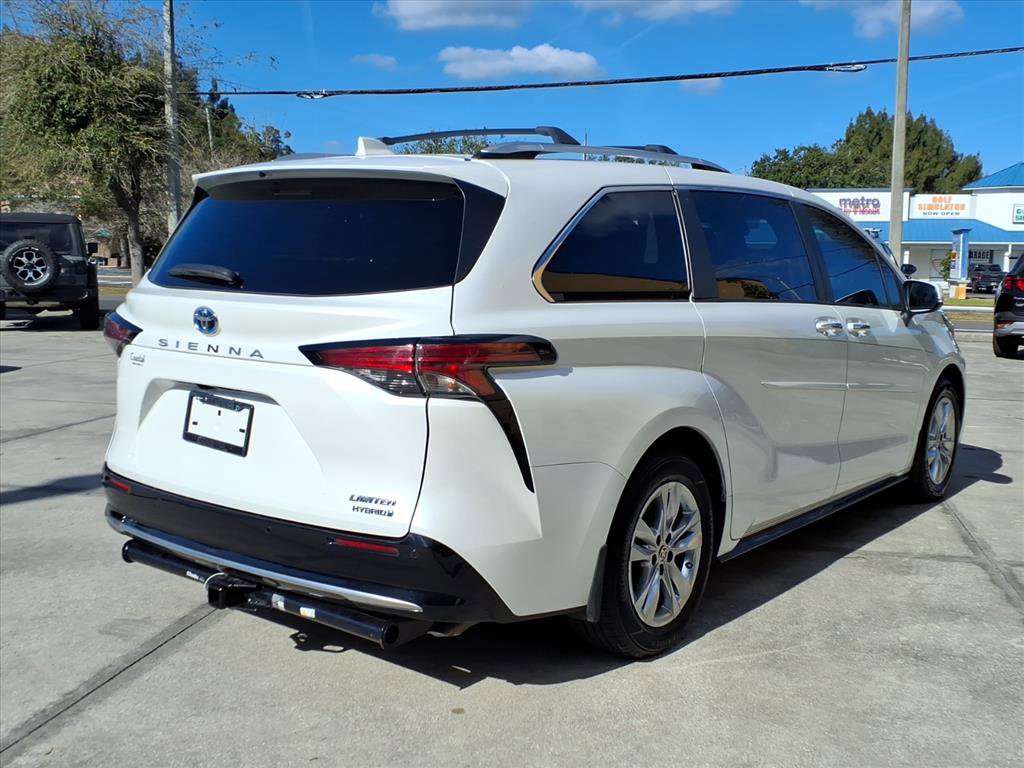 Used 2022 Toyota Sienna Limited image 7