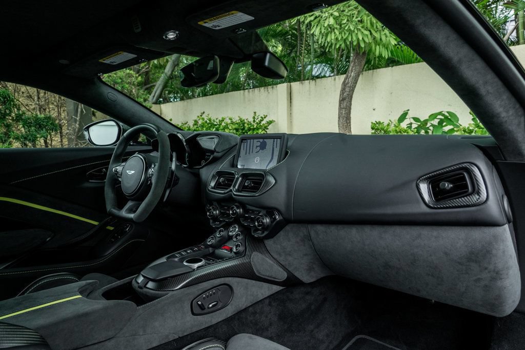Used 2023 Aston Martin V8 Vantage Coupe RWD image 22