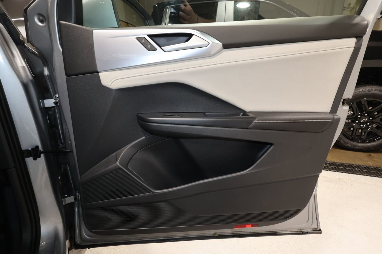 Used 2025 Volkswagen Taos SE image 17