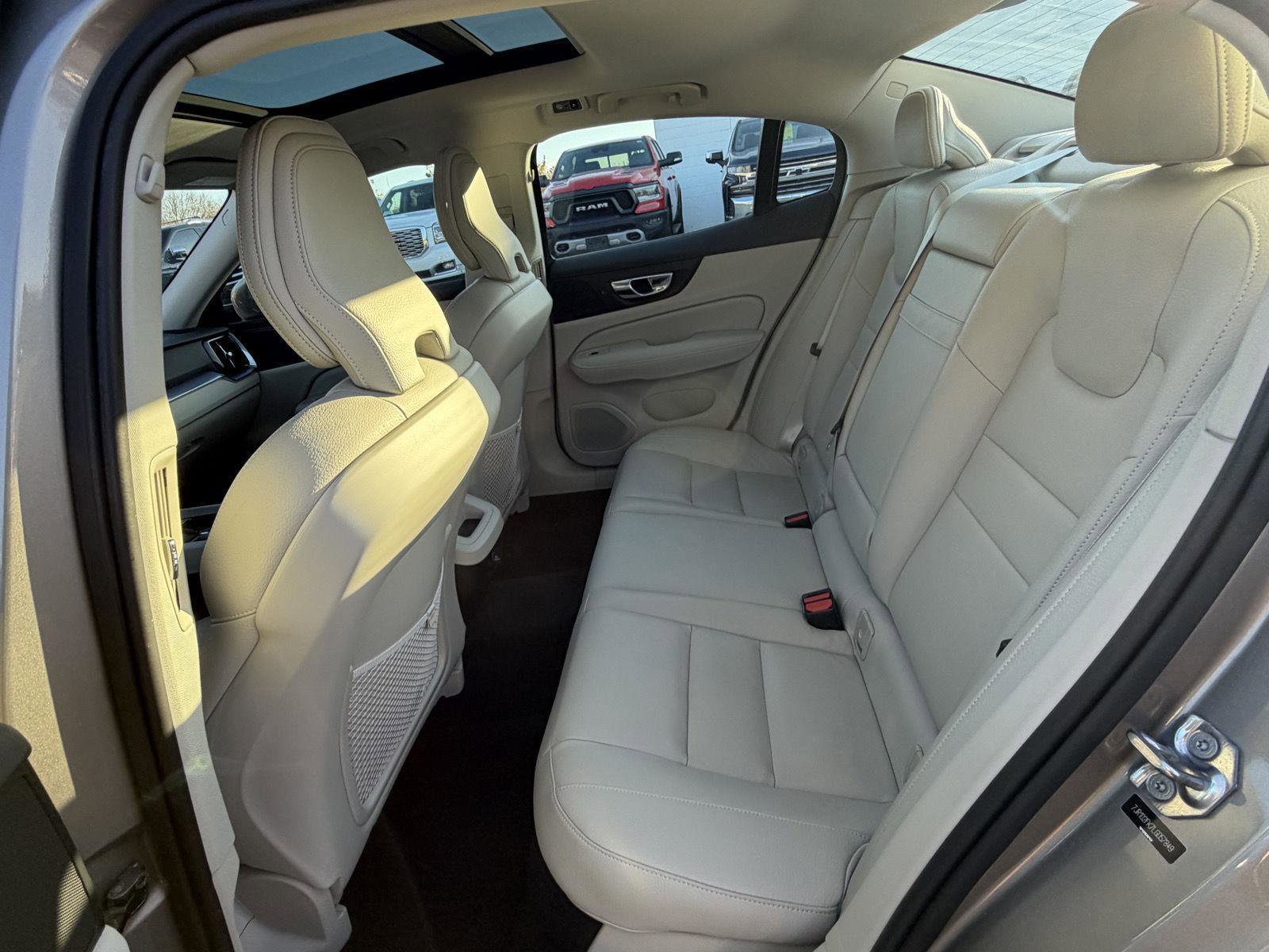 Used 2020 Volvo S60 T5 Momentum image 23