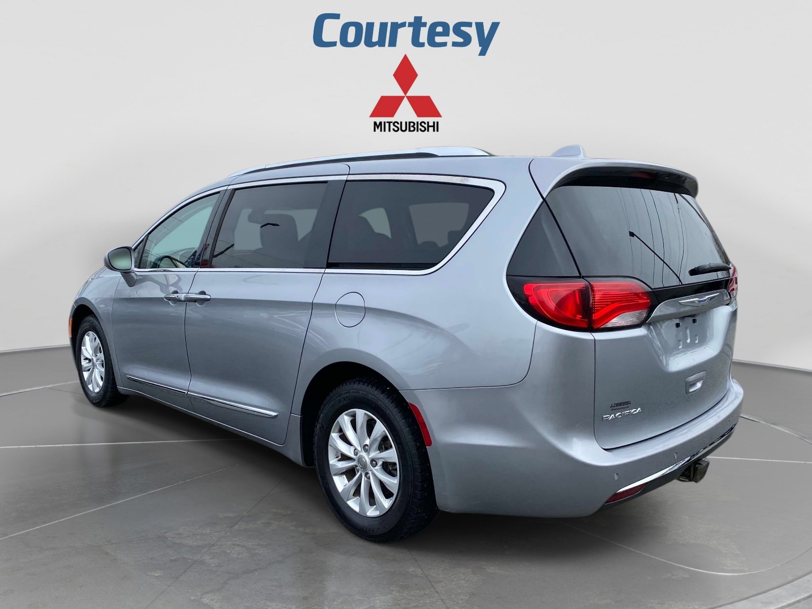 Used 2019 Chrysler Pacifica Touring-L FWD image 3