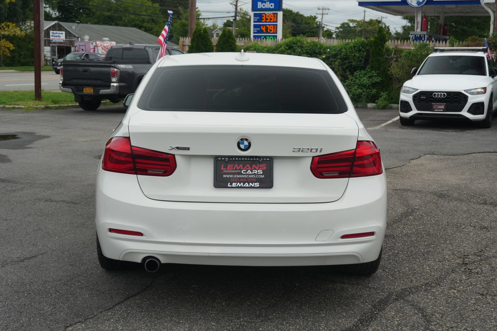 Used 2018 BMW 320i xDrive Sedan w/ Convenience Package AWD/4WD image 6