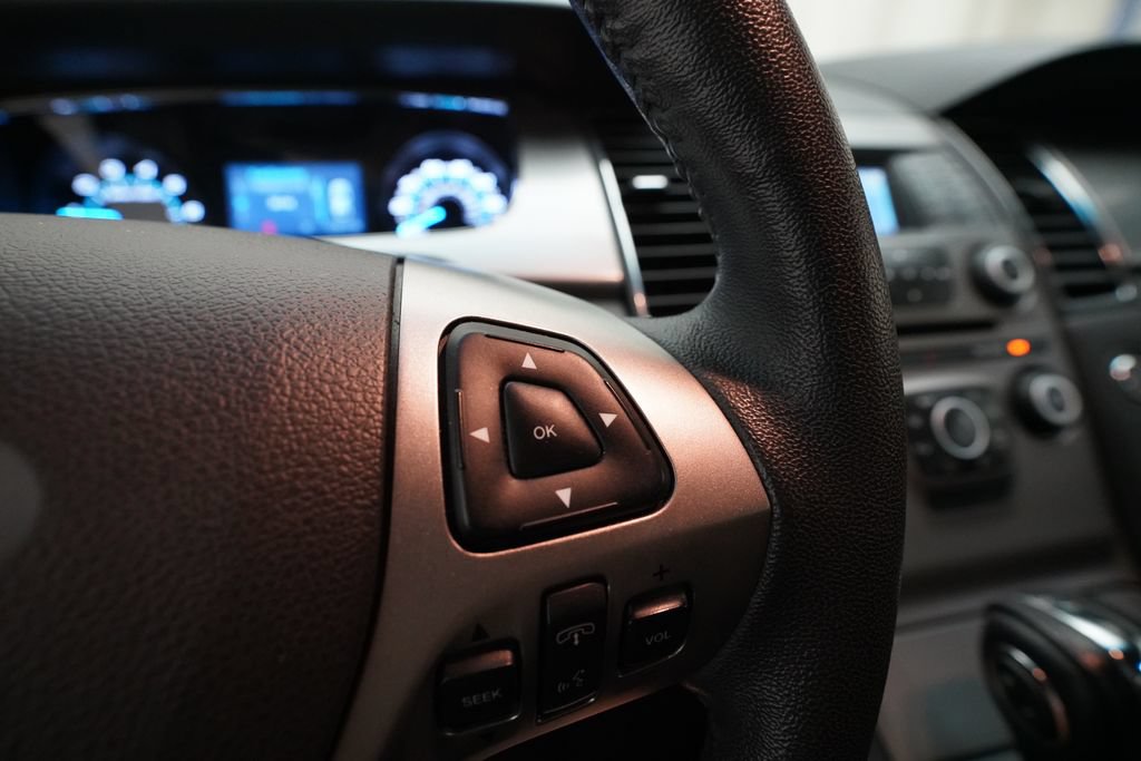 Used 2018 Ford Taurus SEL FWD image 18