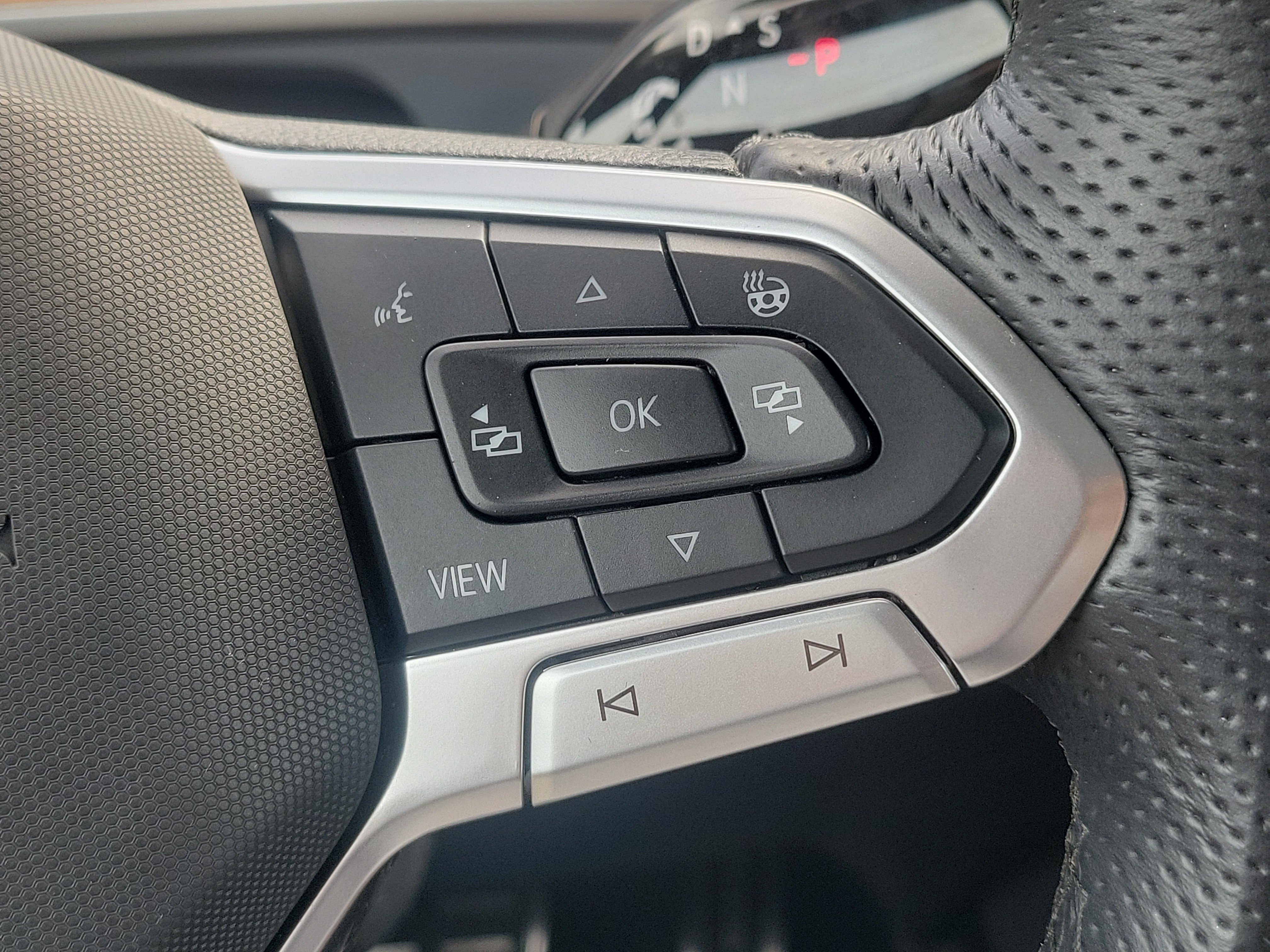 Used 2025 Volkswagen Tiguan SEL R-Line AWD/4WD image 24
