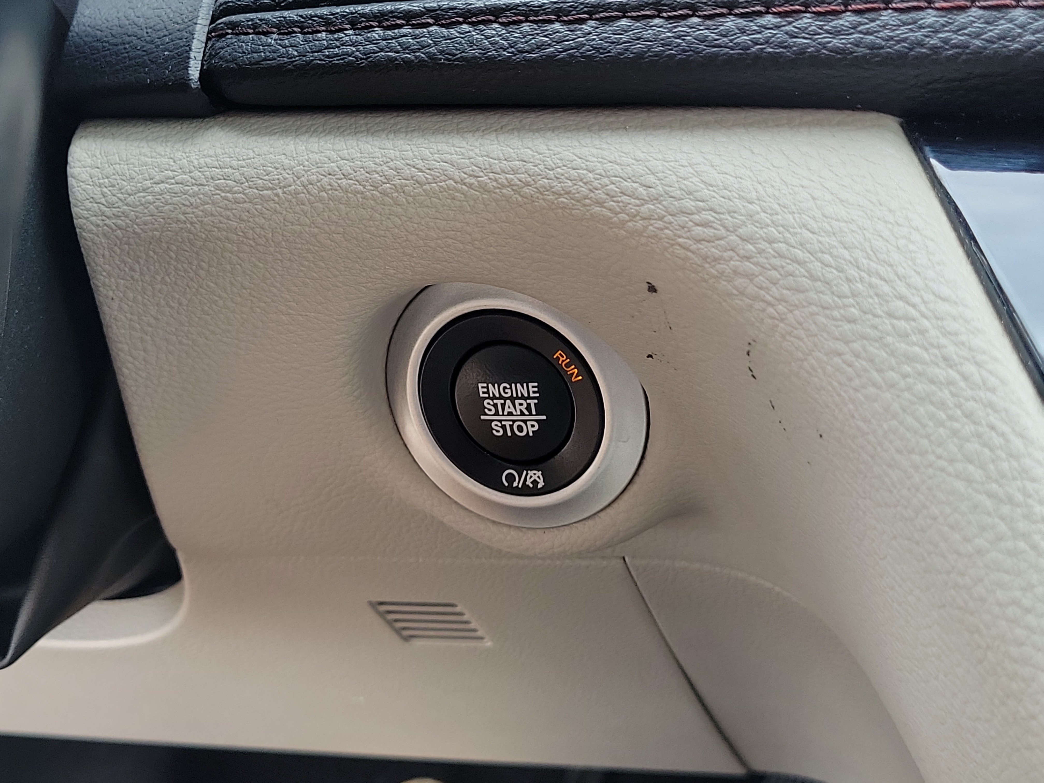 Used 2019 Chrysler Pacifica Limited FWD image 30