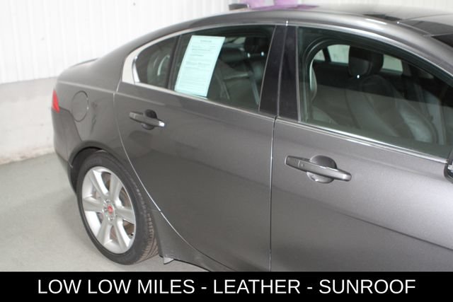 Used 2017 Jaguar XE Prestige RWD image 4