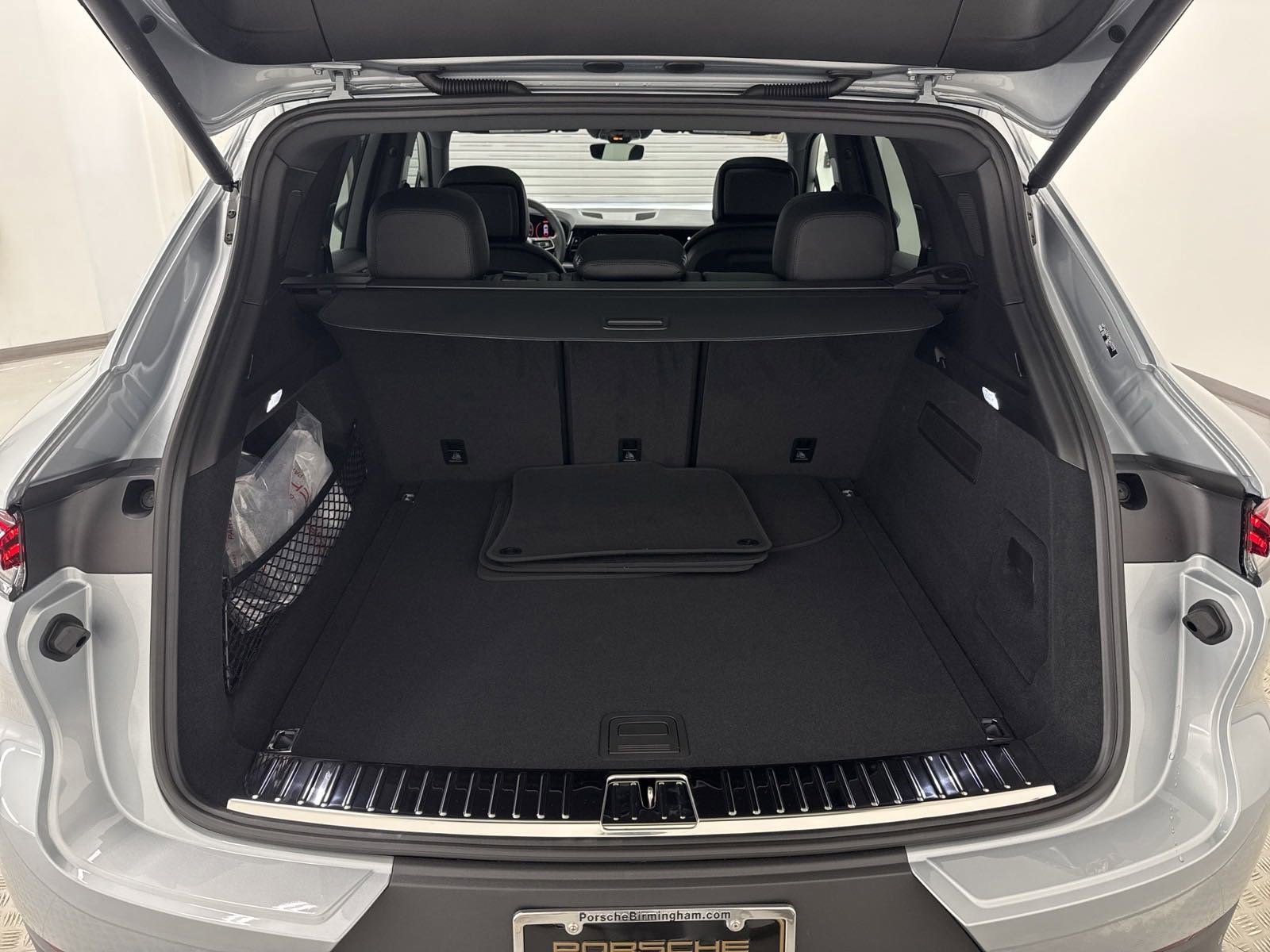 Used 2025 Porsche Cayenne image 33
