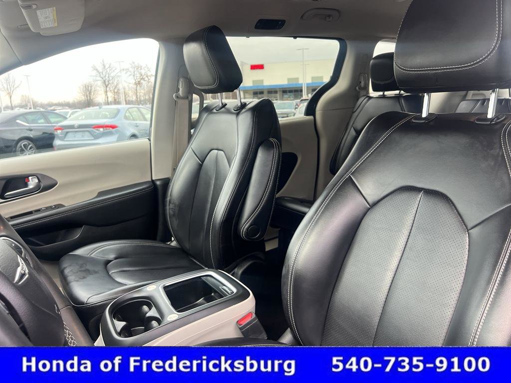 Used 2023 Chrysler Pacifica Touring-L image 13