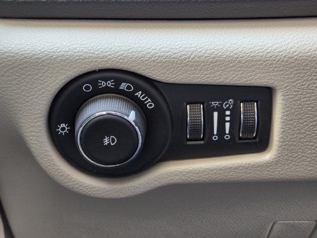 Used 2024 Chrysler Pacifica Touring-L FWD image 22