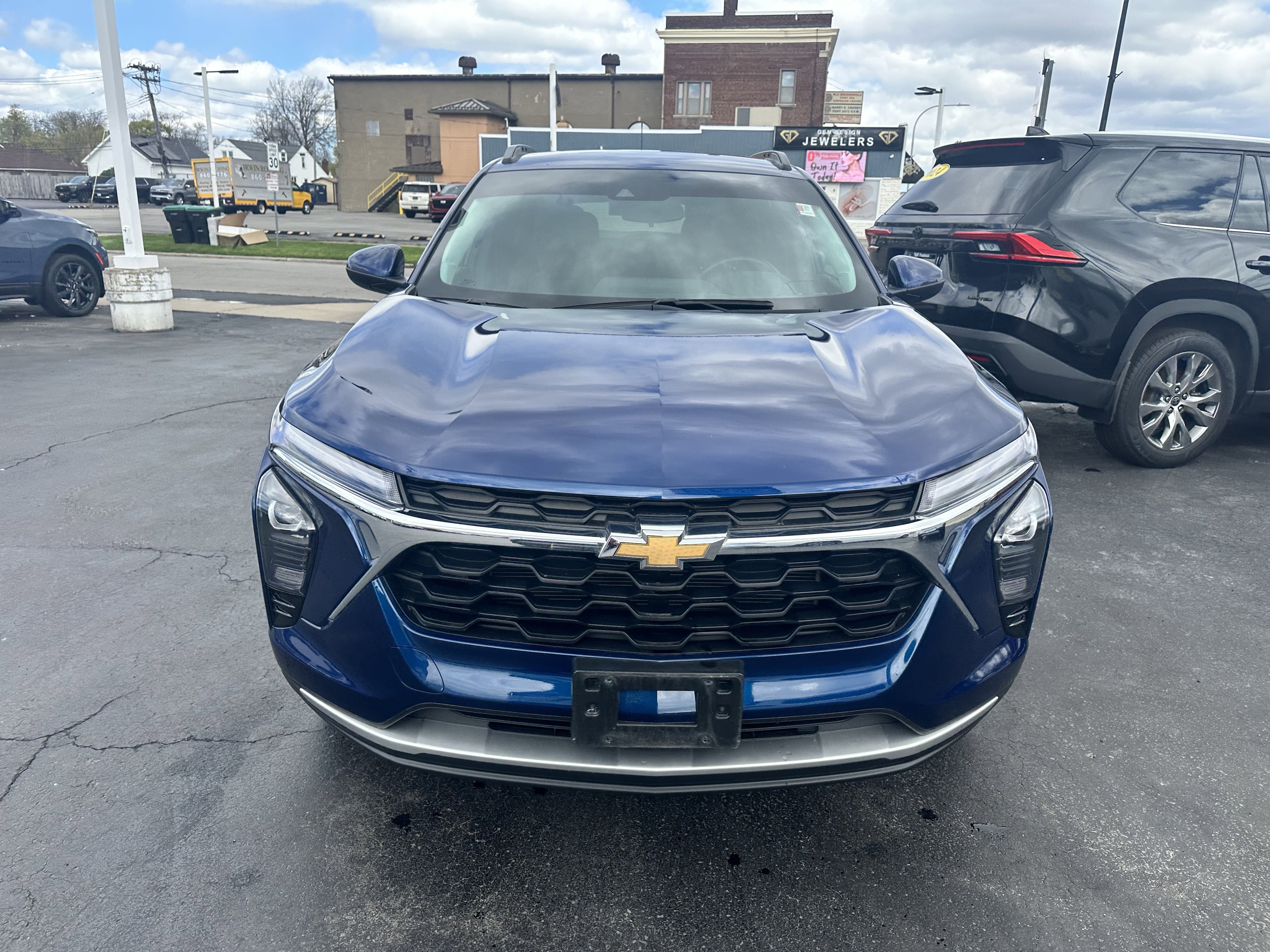 Used 2024 Chevrolet Trax LT w/ Driver Confidence Package FWD image 2