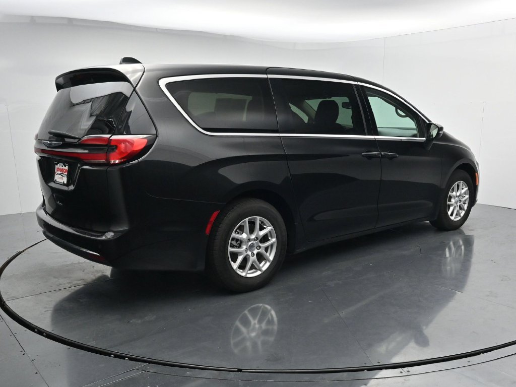 Used 2023 Chrysler Pacifica Touring-L FWD image 8
