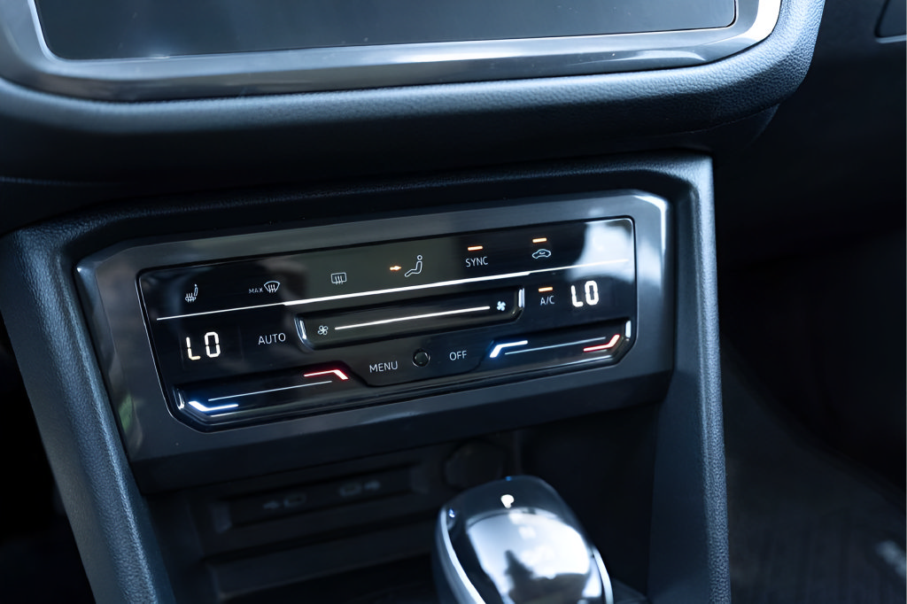 Used 2022 Volkswagen Tiguan SE w/ Panoramic Sunroof Package FWD image 18