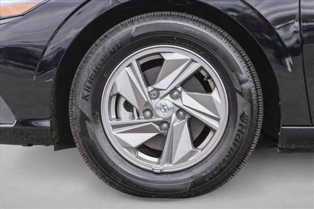 Certified 2025 Hyundai Elantra SE image 9