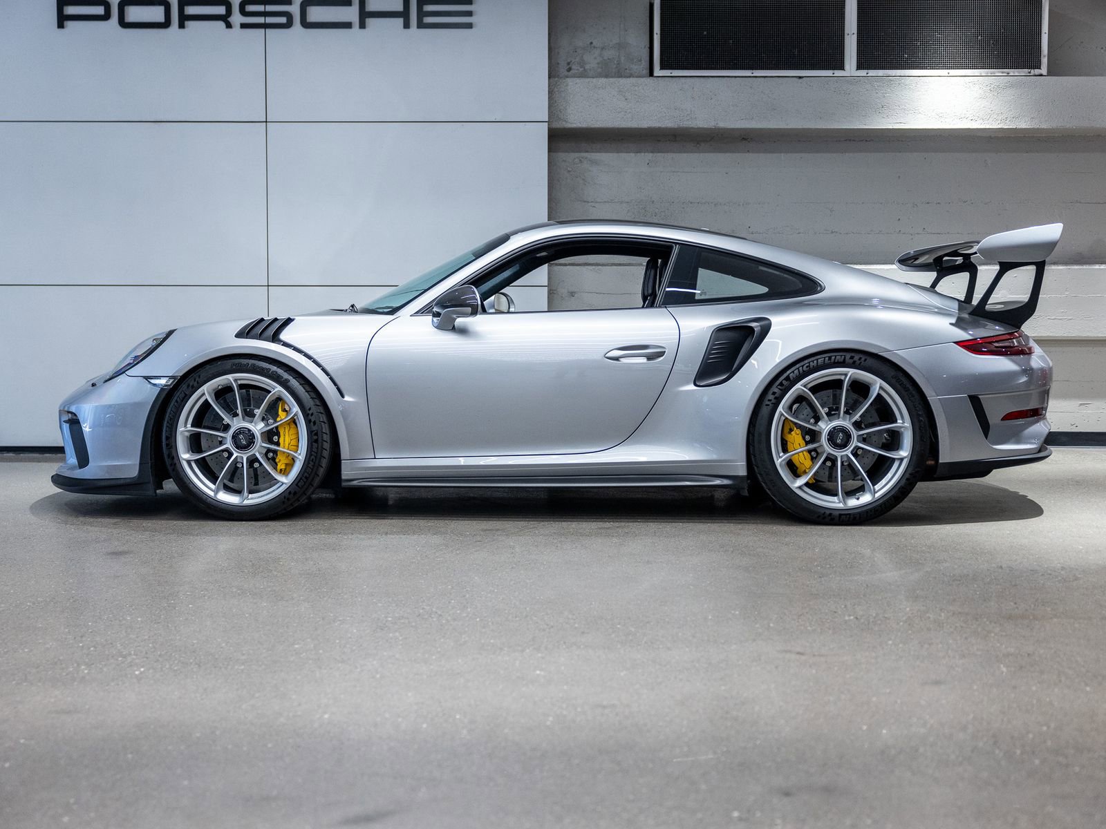 Used 2019 Porsche 911 GT3 RS RWD image 2