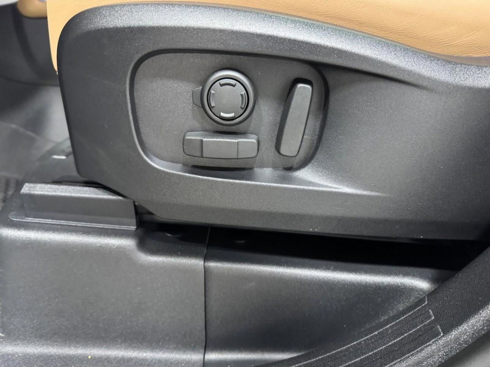 New 2026 Land Rover Defender 110 S image 28