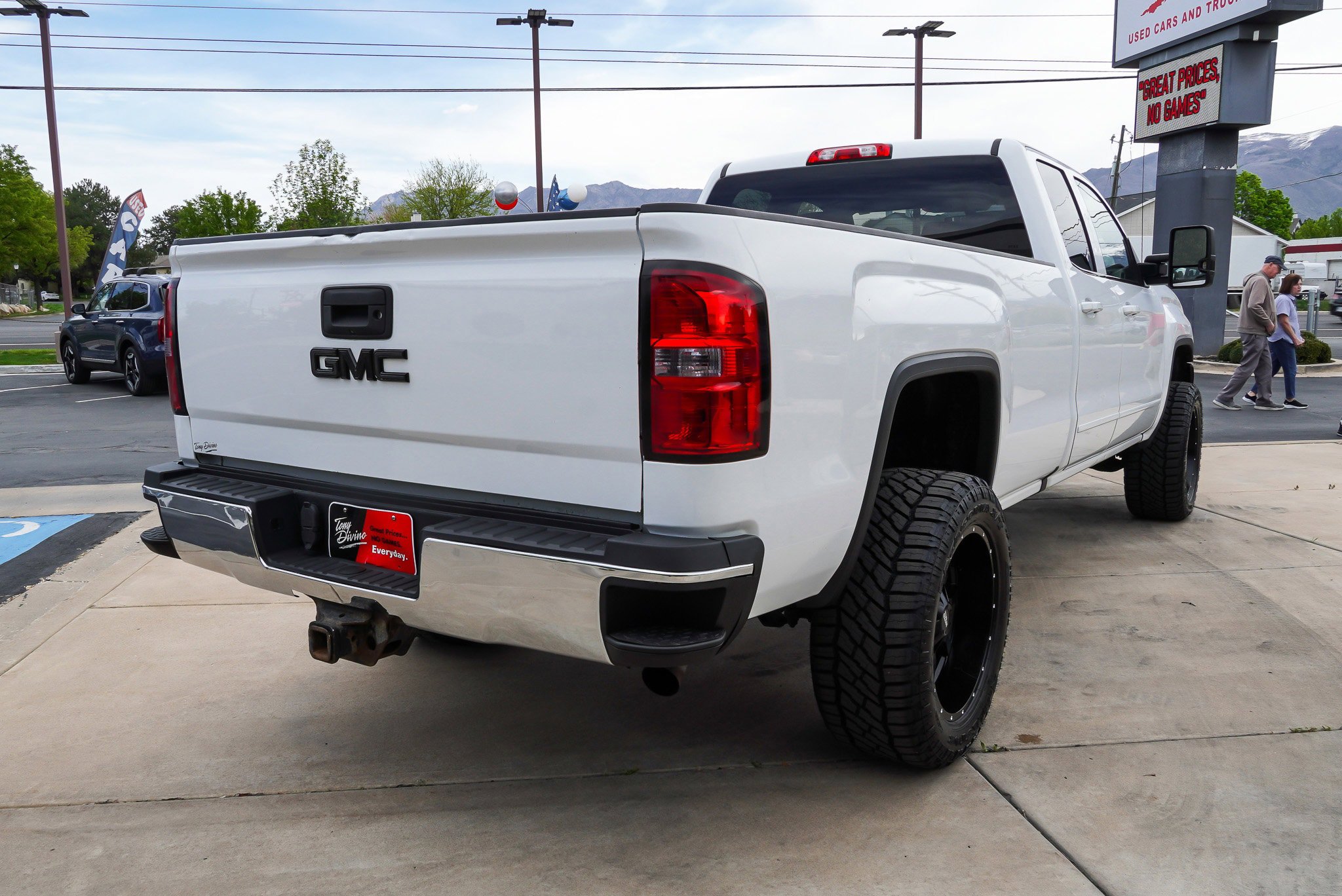Used 2016 GMC Sierra 2500 SLE w/ SLE Preferred Package AWD/4WD image 8