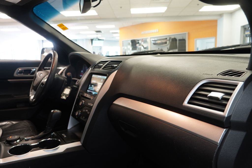Used 2014 Ford Explorer XLT w/ Equipment Group 202A AWD/4WD image 29