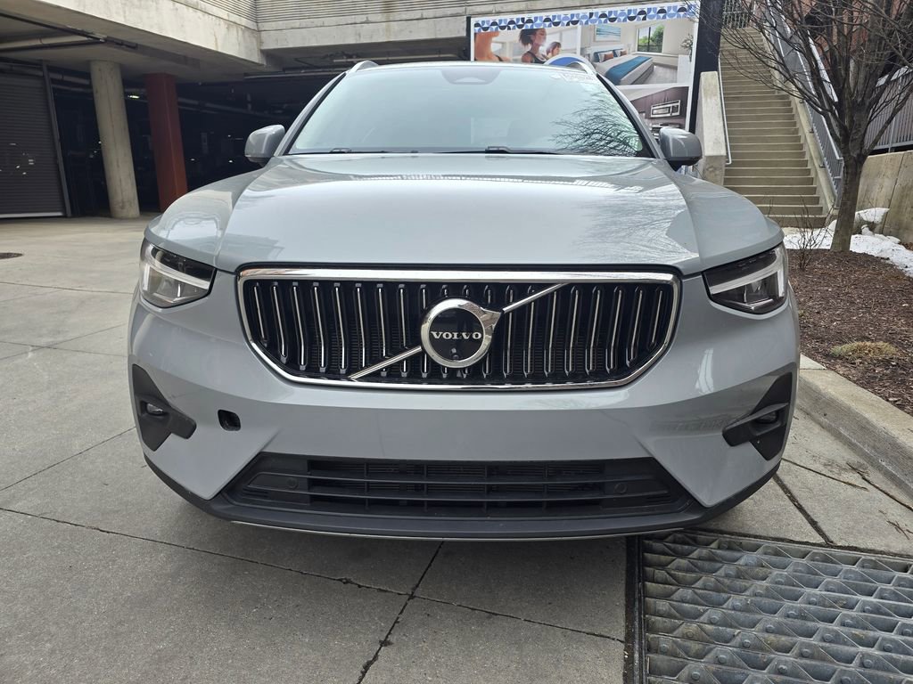 Used 2025 Volvo XC40 B5 Plus image 5