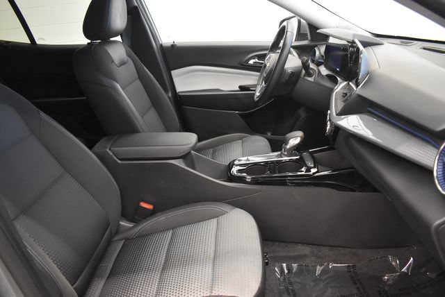 Used 2025 Chevrolet Trax LT w/ LT Convenience Package FWD image 19
