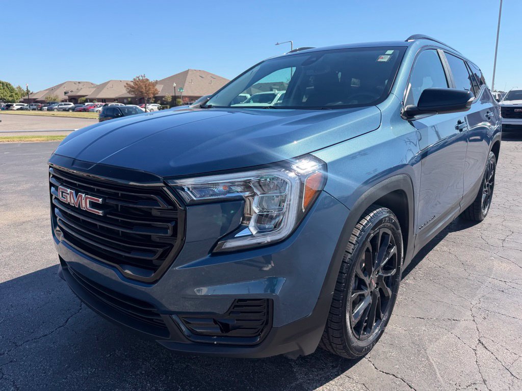 Used 2024 GMC Terrain SLE w/ Driver Convenience Package FWD image 10