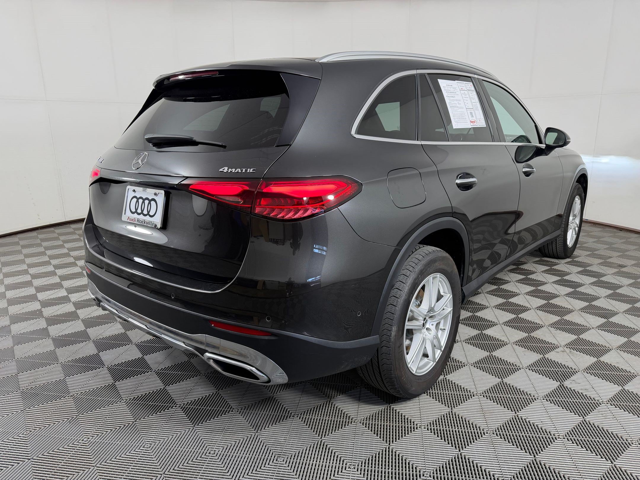 Used 2023 Mercedes-Benz GLC 300 4MATIC image 9