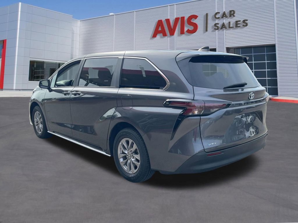 Used 2025 Toyota Sienna LE FWD image 9