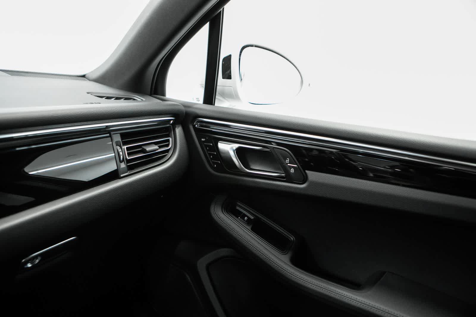 Certified 2025 Porsche Macan AWD/4WD image 26