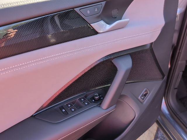 Used 2025 Volkswagen Tiguan SE image 21