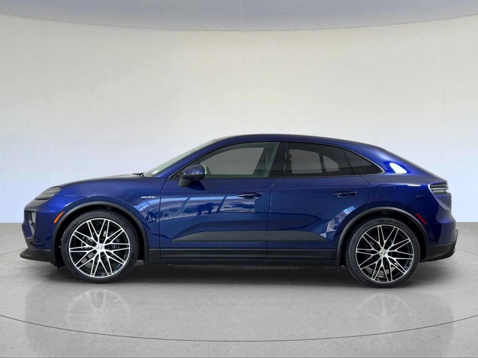 Certified 2025 Porsche Macan 4 Electric AWD/4WD image 2