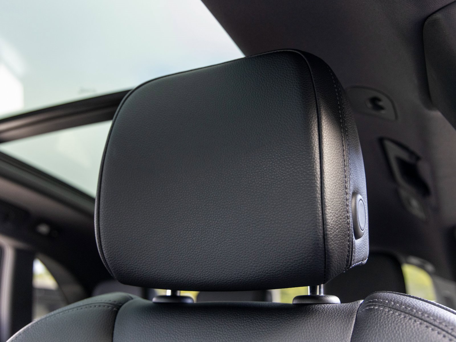 Certified 2025 Porsche Macan image 28