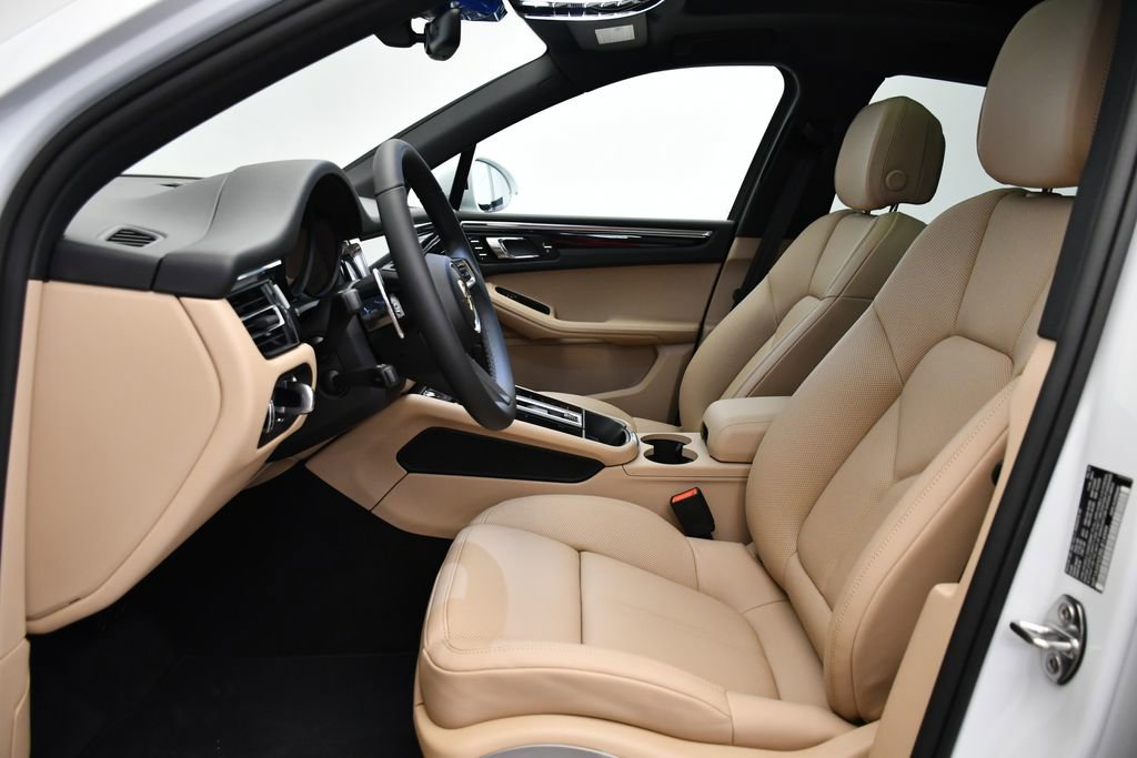 Certified 2025 Porsche Macan Turbo image 5