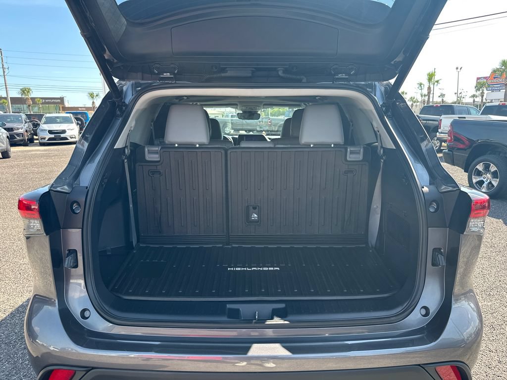 Used 2023 Toyota Highlander XLE FWD image 17