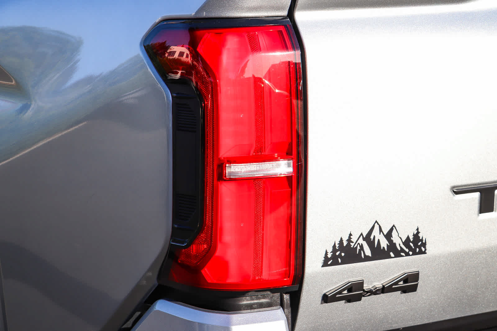 Used 2025 Toyota Tacoma SR5 AWD/4WD image 9