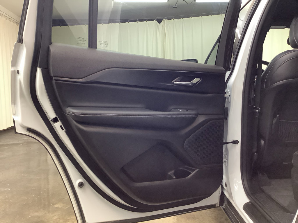 Used 2024 Jeep Grand Cherokee L Laredo image 12