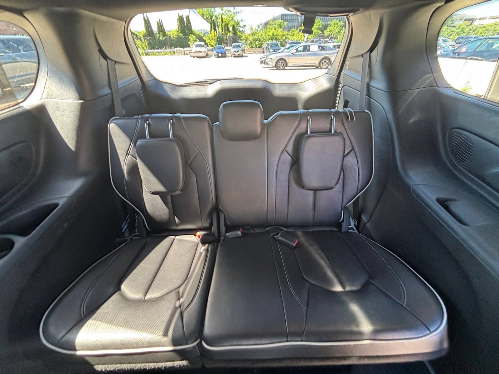 Used 2025 Chrysler Pacifica Limited FWD image 33