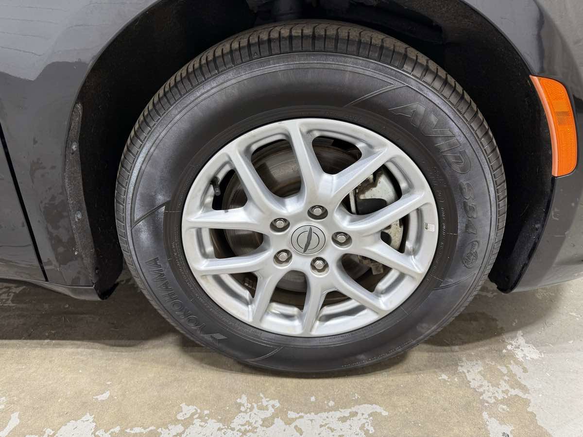 Used 2023 Chrysler Pacifica Touring-L image 6