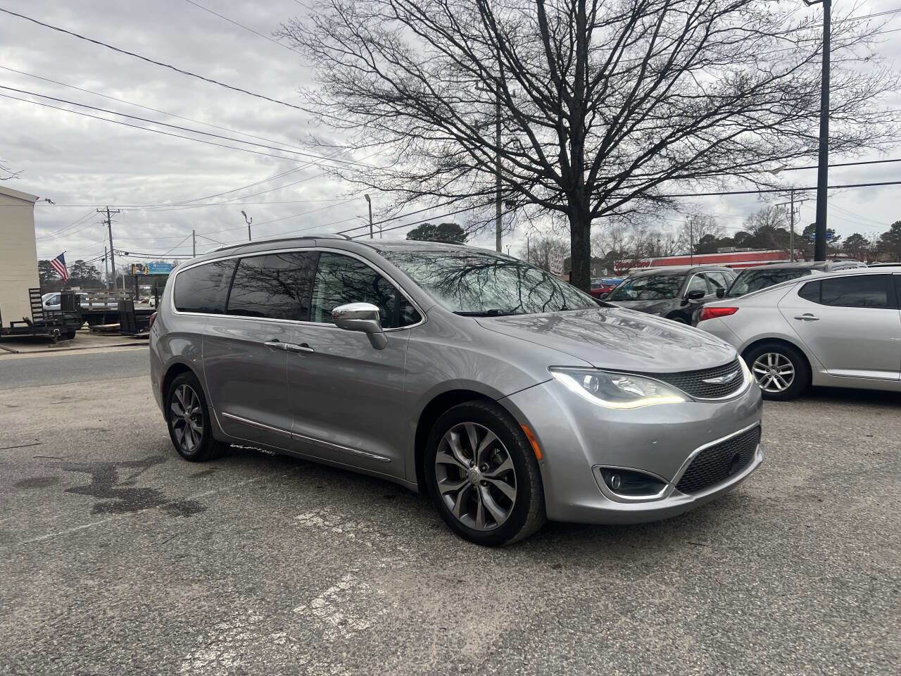 Used 2018 Chrysler Pacifica Limited w/ Advanced Safetytec Group FWD image 4