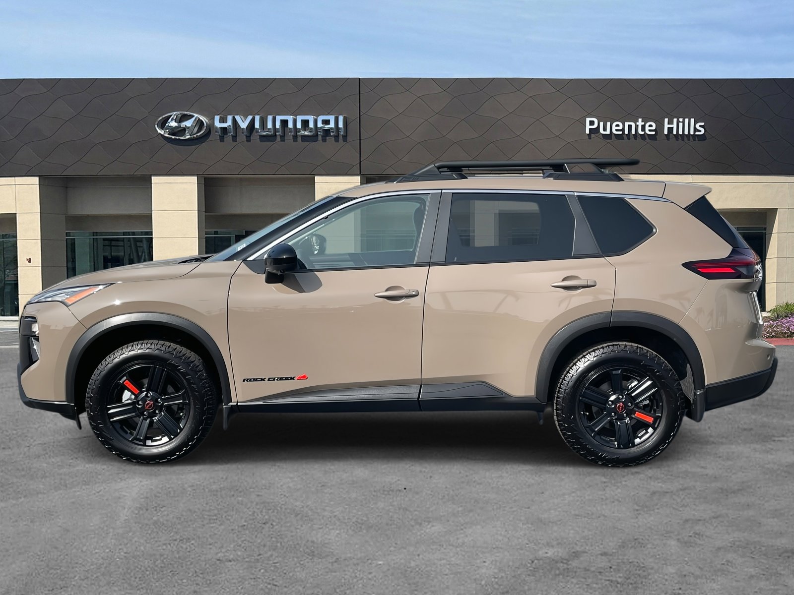 Used 2025 Nissan Rogue SV image 3