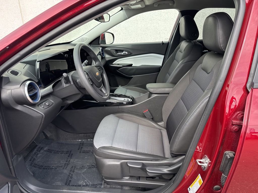 Used 2025 Chevrolet Trax LT image 9