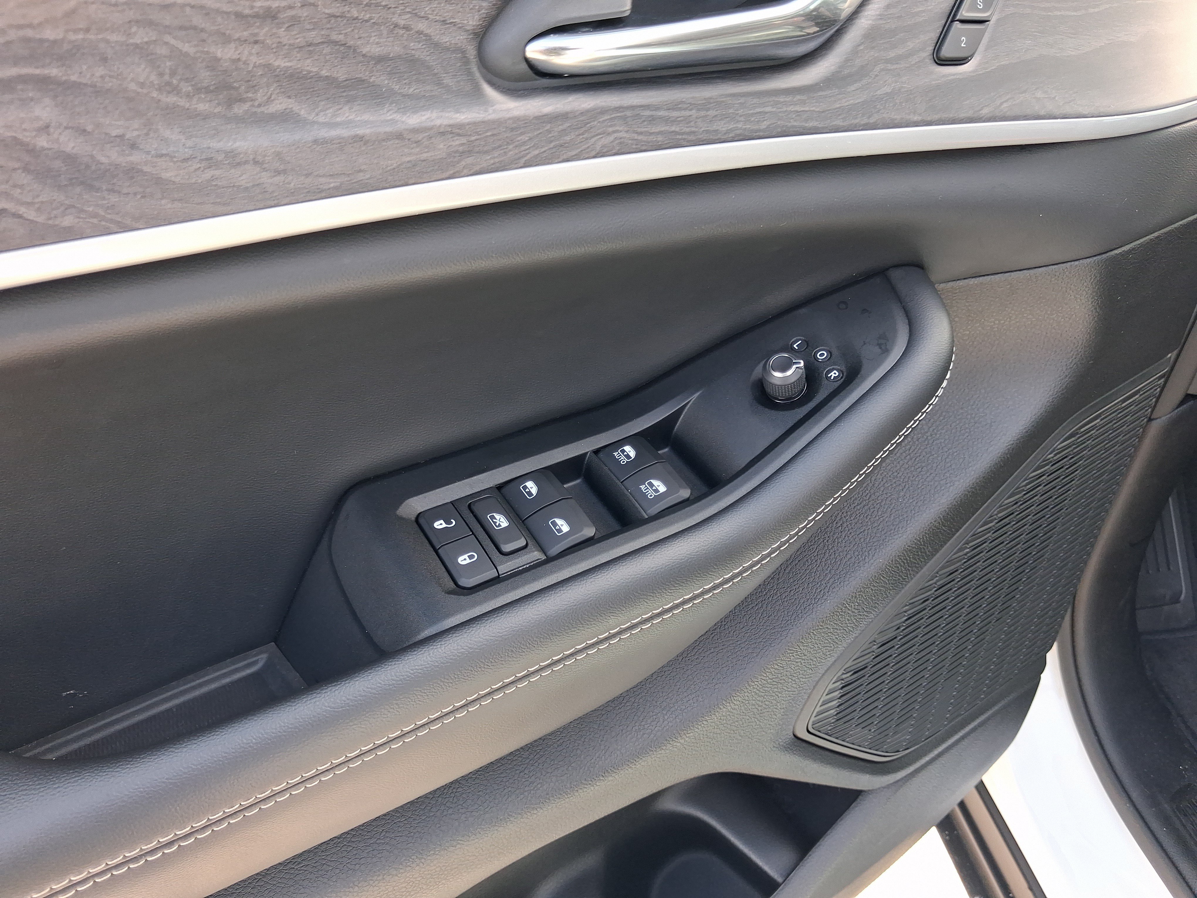Used 2024 Jeep Grand Cherokee L Limited w/ Black Appearance Package AWD/4WD image 15