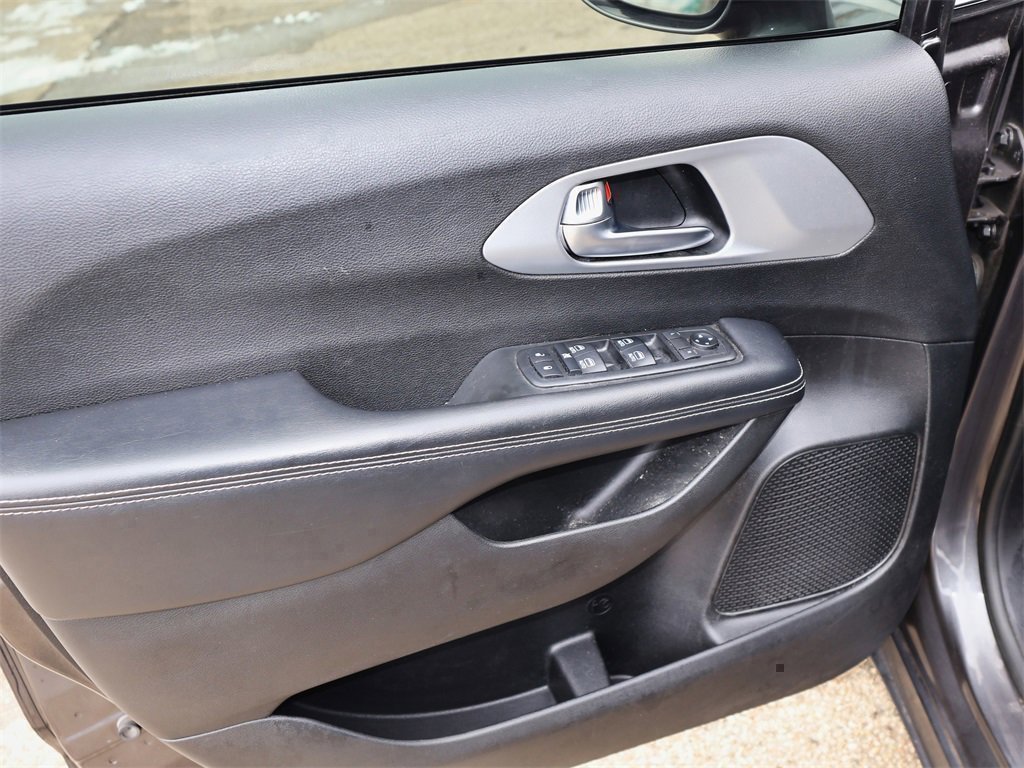 Used 2019 Chrysler Pacifica Touring-L Plus w/ S Appearance Package image 14