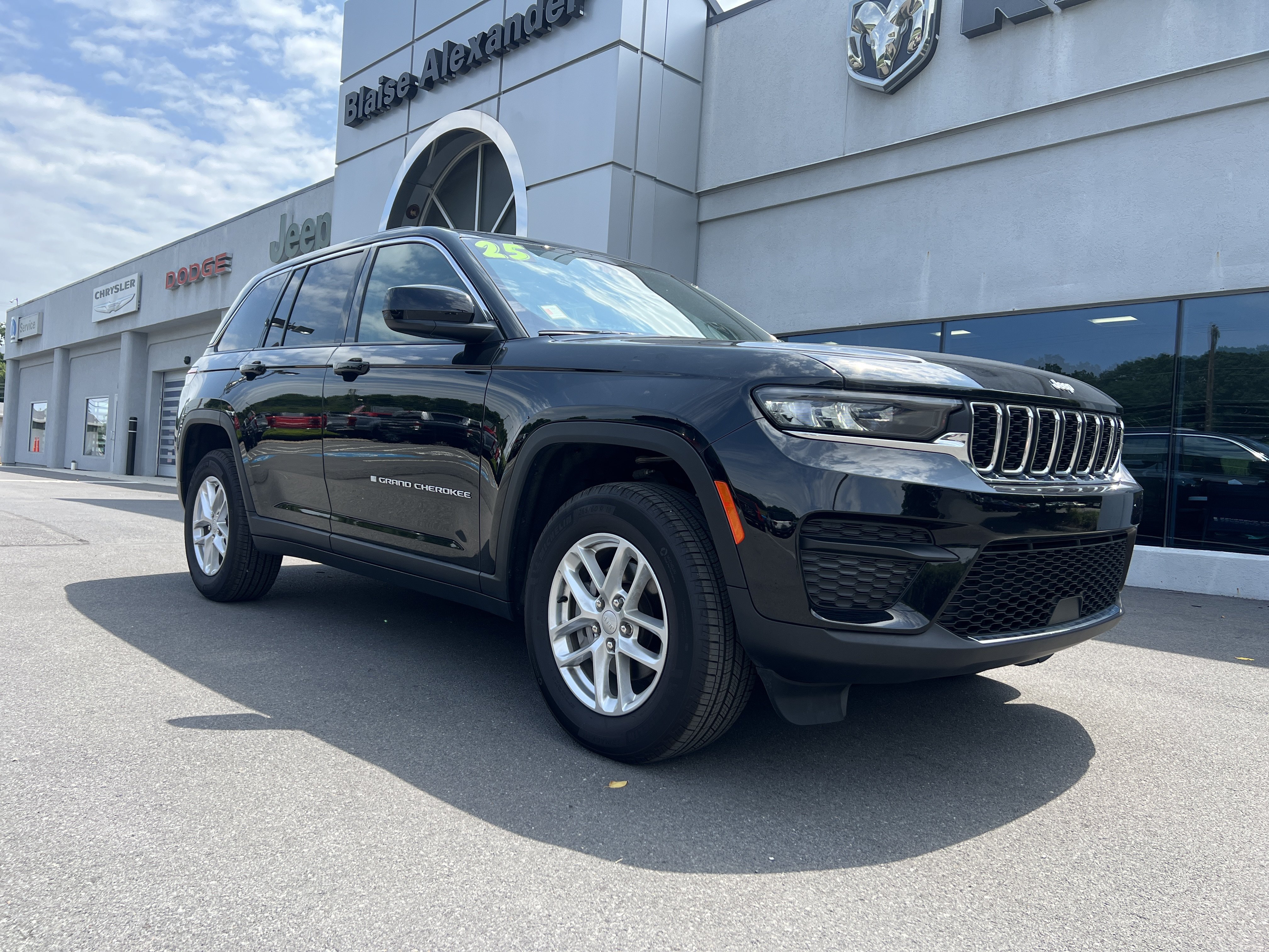 Certified 2025 Jeep Grand Cherokee Laredo X w/ Luxury Tech Group I AWD/4WD video 1