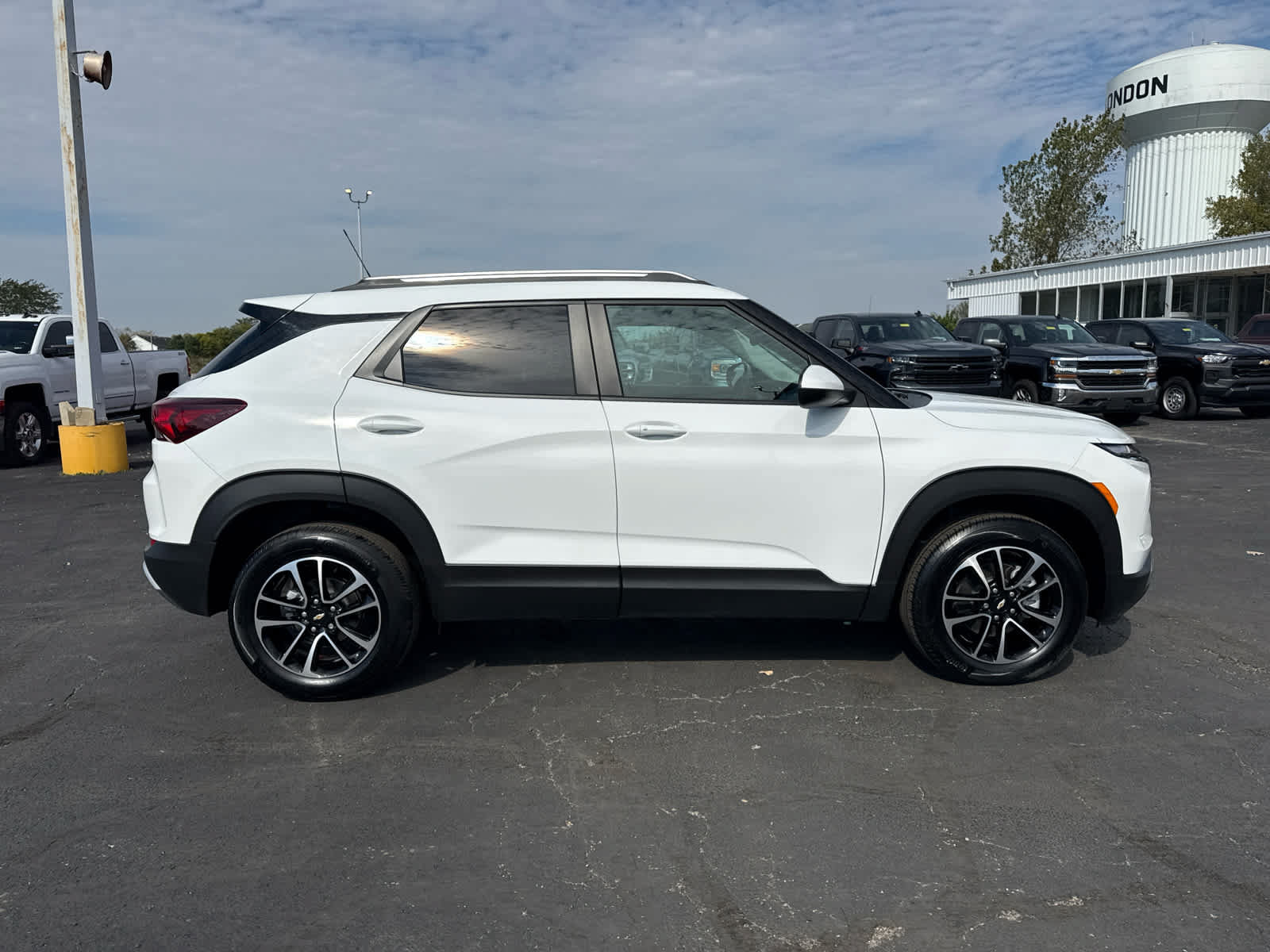 Used 2025 Chevrolet TrailBlazer LT w/ LT Cold Weather Package AWD/4WD image 6