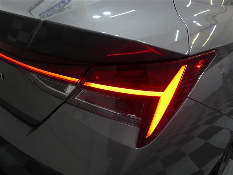 Used 2022 Hyundai Elantra SEL w/ Convenience + Premium Package FWD image 16
