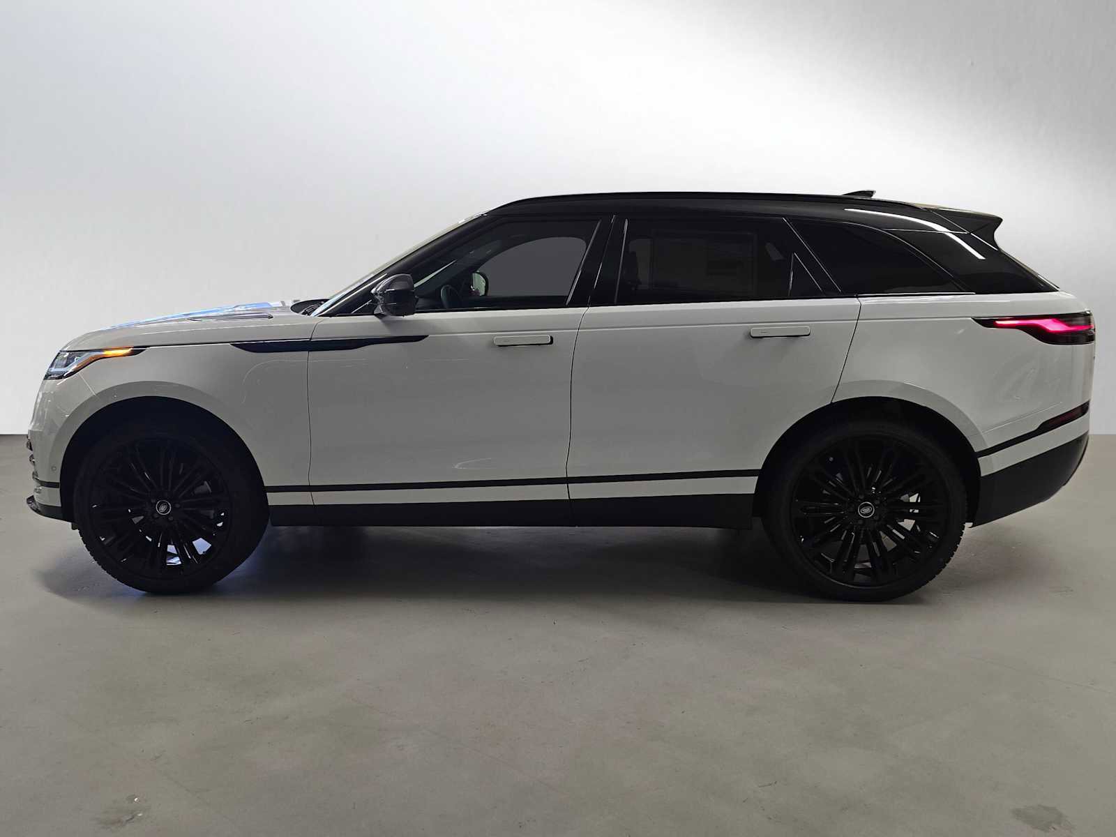 New 2026 Land Rover Range Rover Velar Dynamic SE image 2