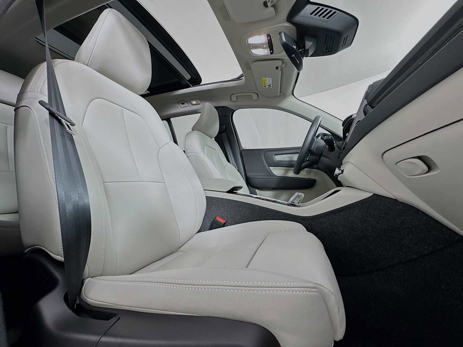 Used 2025 Volvo XC40 B5 Plus w/ Protection Package Premier image 27