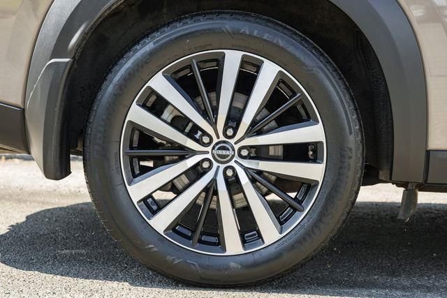 Used 2024 Nissan Pathfinder Platinum w/ Black Appearance Package image 22