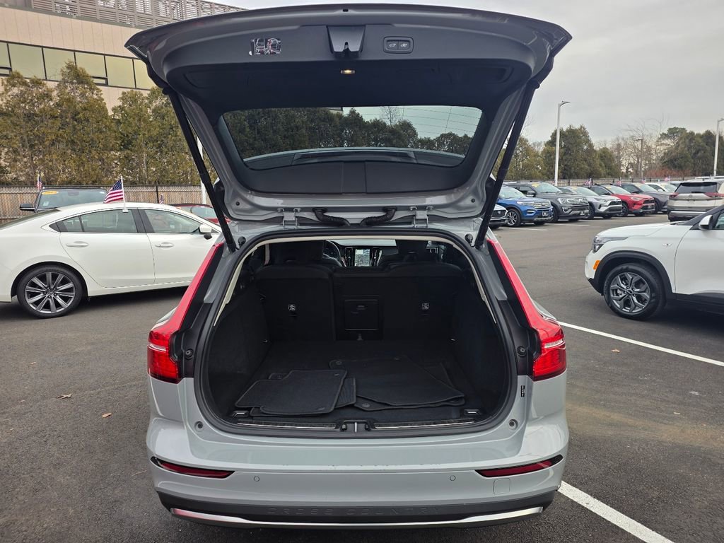 Used 2025 Volvo V60 B5 Cross Country Plus image 33
